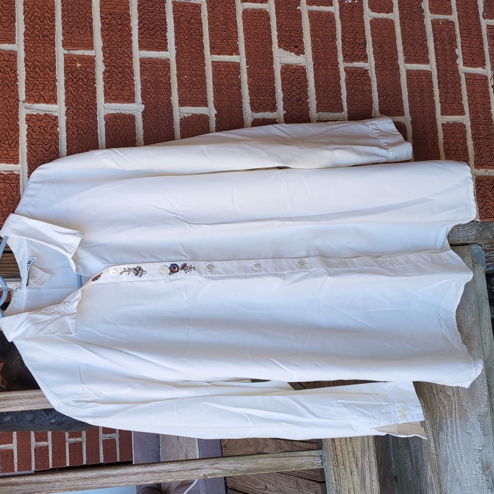 Teddi Vintage White Button-Up Shirt with Embroidered Flowers 2x
